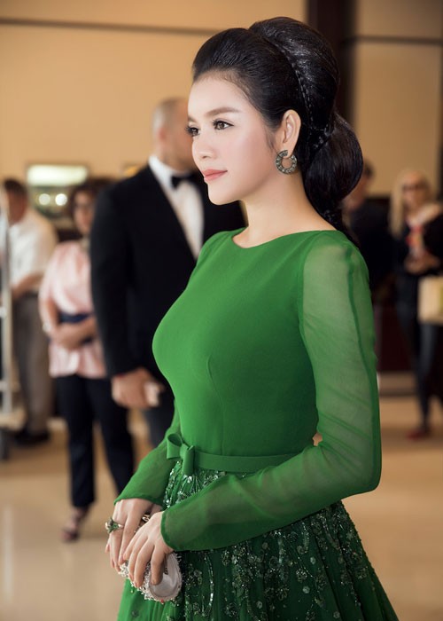 Ly Nha Ky dien vay xanh quyen ru tren tham do Cannes-Hinh-2